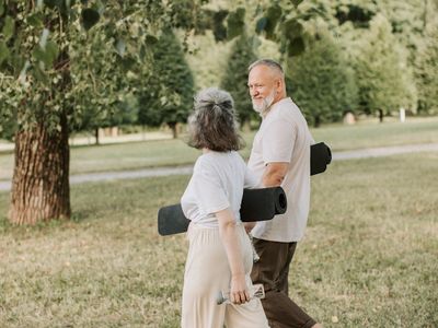 Minimalist water bottle on a dark yoga mat